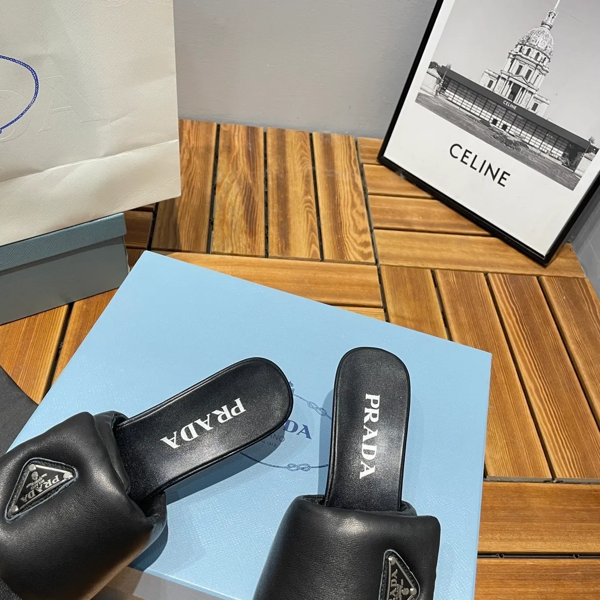 👟👟Ex-factory price 380👟👟 Prada/Prada 2023ss makes its debut🌟High-heeled square-toed slippers, triangular classic LOGO. 💥presents a classic silhouette. No matter what situation you face, the home court belongs only to you! 💪🏻 Fabric: Open edge beads, sheepskin lining, original Italian leather outsole Heel height: 6.5cm Code number: 35-39 (40 custom made, non-refundable)